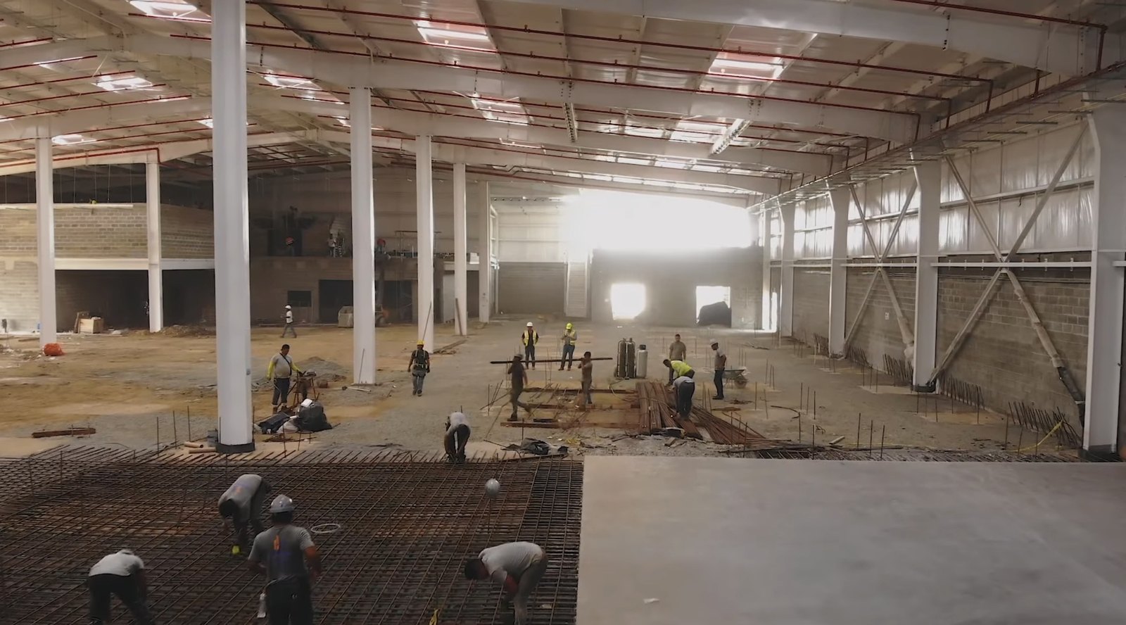 Interior de PriceSmart Metropark durante la construcción